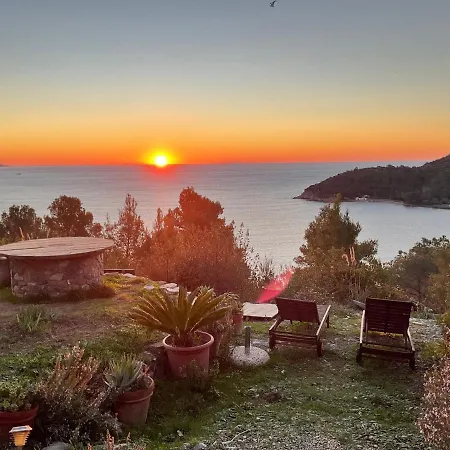 La Collina Sul Mare Bed & Breakfast 3*